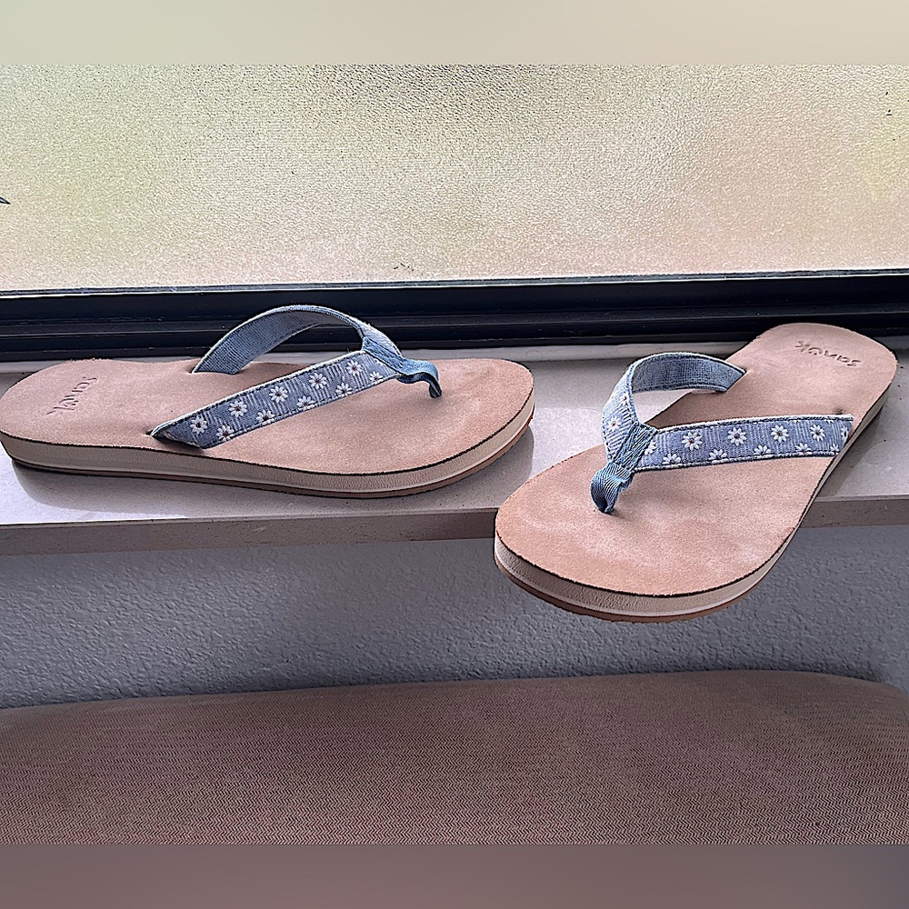 Sanuk Blue and Tan Sandals Casual Summer Footwear in a Daisy pattern